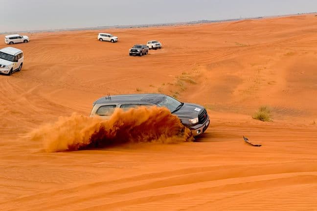 Safari dans le désert de Dubai : dune bashing en soirée, dîner barbecue et spectacles live Dubai
